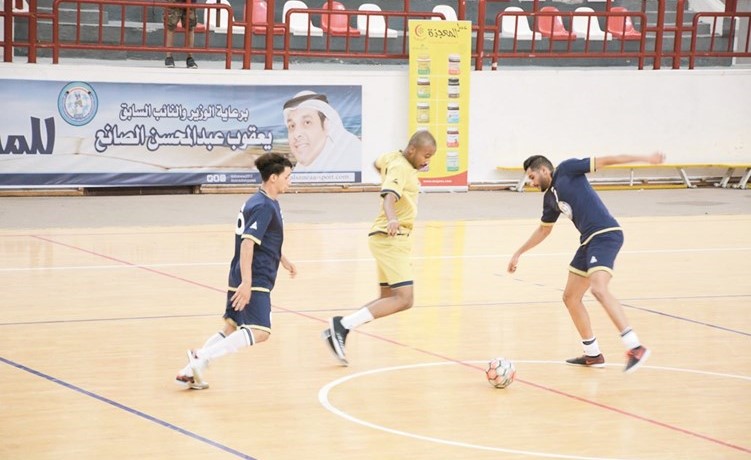 محاولة للمرور بين لاعبين﻿