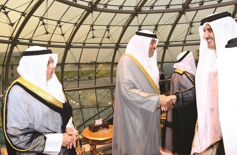 الشيخ صباح الخالد مصافحا أمير قطر ويبدو الشيخ خالد الجراح﻿