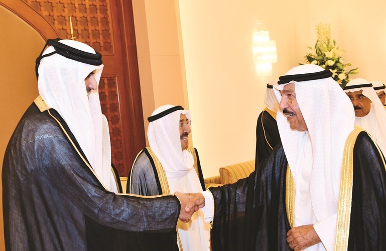 الشيخ جابر العبدالله مصافحا صاحب السمو الشيخ تميم﻿