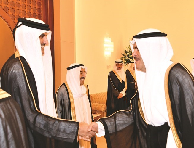 الشيخ سلمان الحمود مصافحا أمير قطر﻿