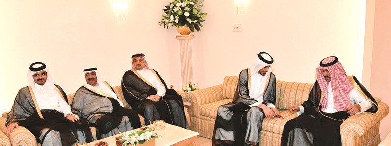 سمو ولي العهد الشيخ نواف الأحمد والشيخ مشعل الأحمد مع سمو الشيخ جاسم بن حمد والوفد المرافق لأمير قطر﻿