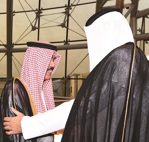 سمو ولي العهد الشيخ نواف الأحمد مرحبا بأمير قطر لدى وصوله﻿