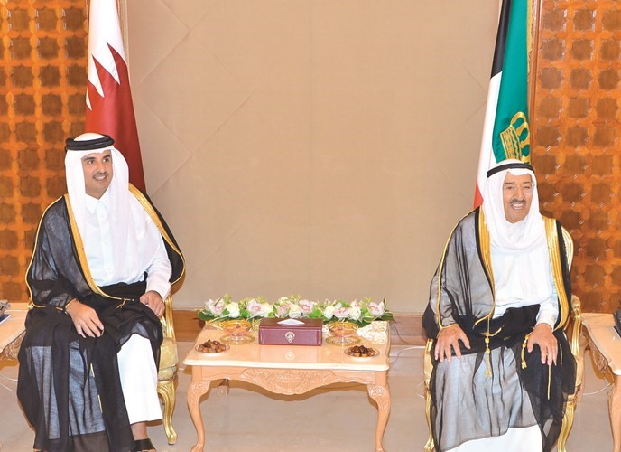 صاحب السمو الأمير الشيخ صباح الأحمد وصاحب السمو الشيخ تميم بن حمد أمير دولة قطر خلال اللقاء﻿