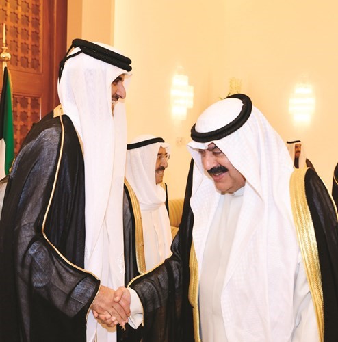 خالد الجارالله مصافحا أمير قطر﻿