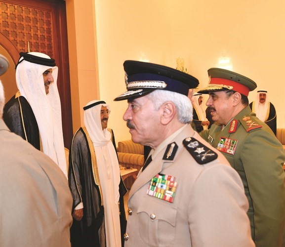 الفريق محمود الدوسري والفريق الركن هاشم الرفاعي يرحبان بامير قطر﻿