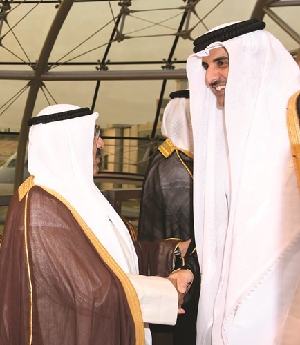 الشيخ ناصر صباح الأحمد مرحبا بأمير قطر لدى وصوله﻿