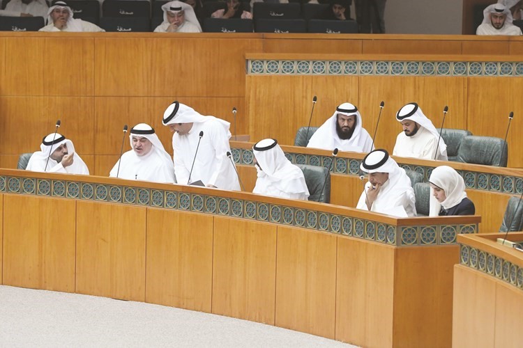 د.جنان بوشهري ود.حامد العازمي وم.حسام الرومي وفيصل الكندري وخليل الصالح ومحمد الجبري﻿