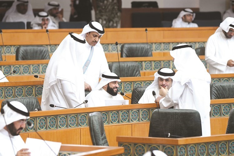 خالد العتيبي وعبدالله فهاد ومبارك الحجرف أثناء الجلسة﻿