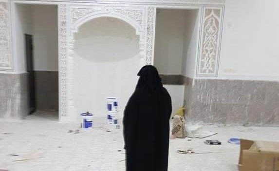 شاهد.. بعد ثلاثين عاماً.. سعودي ينشر صورة والدته في المسجد الذي بنته وأهدت ثوابه لزوجها المتوفى