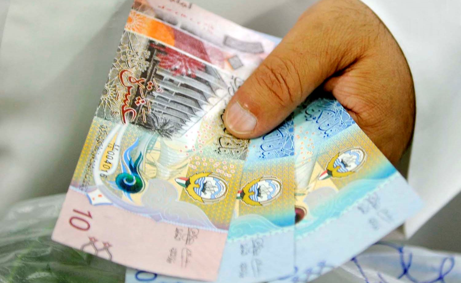 الحكومة تودع 930 مليون دينار رواتب الموظفين في 13 يونيو