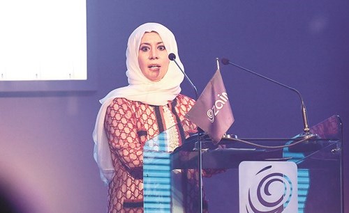 إيمان الروضان تلقي كلمتها خلال الغبقة ﻿