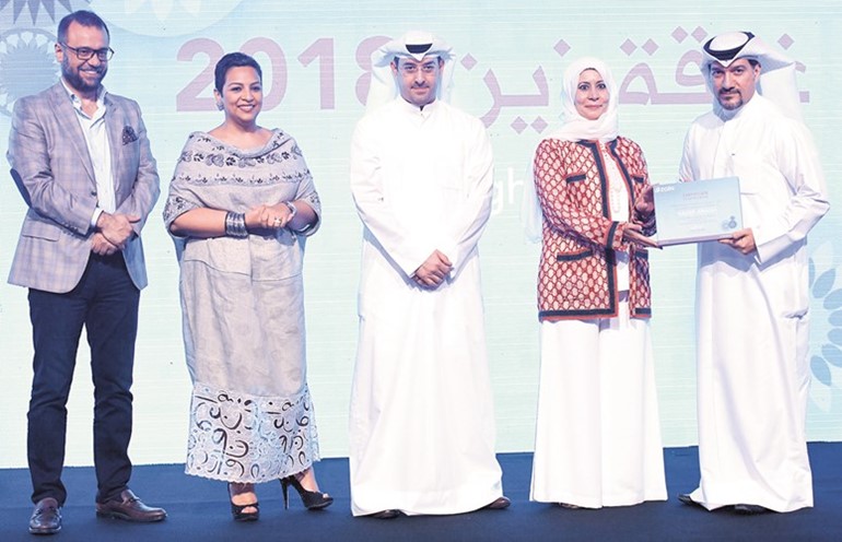 الروضان ومسؤولو الإدارة التنفيذية خلال تكريم أحد الموظفين ﻿