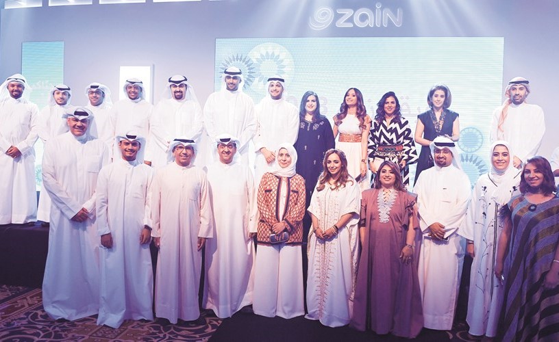 إيمان الروضان ووليد الخشتي يتوسطان مجموعة من موظفي الشركة ﻿