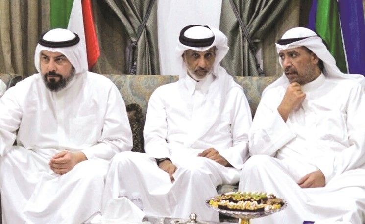 الشيخ أحمد الفهد والشيخ طلال الفهد الى جانب الشيخ حمد بن خليفة ﻿