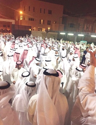 جموع غفيرة لتقديم التهاني بسلامة وصول الشيخ طلال الفهد﻿