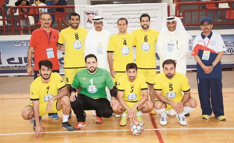 اللجنة المنظمة مع أحد الفرق المشاركة﻿