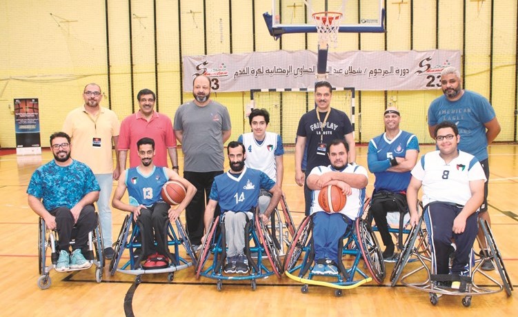 د. نائل الهزيم يتوسط أعضاء فريق ذوي الاحتياجات الخاصة ﻿