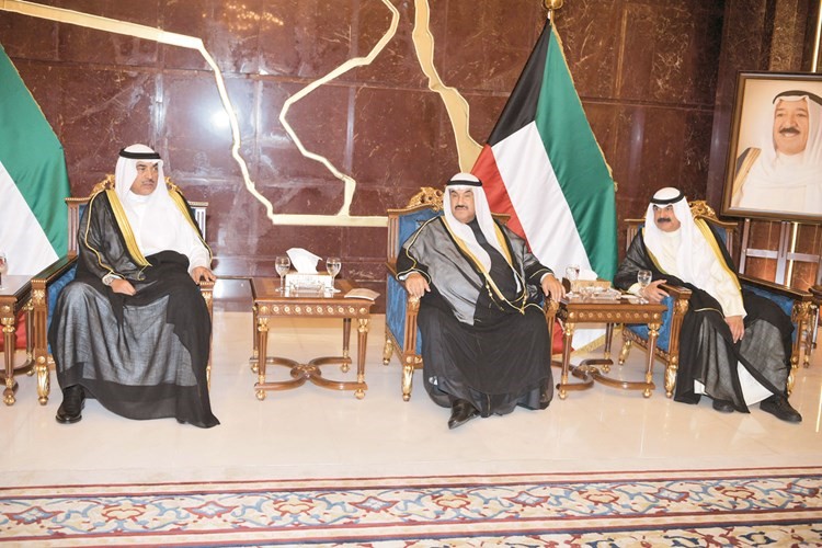 سمو الشيخ ناصر المحمد والشيخ صباح الخالد وخالد الجارالله خلال الغبقة الرمضانية ﻿