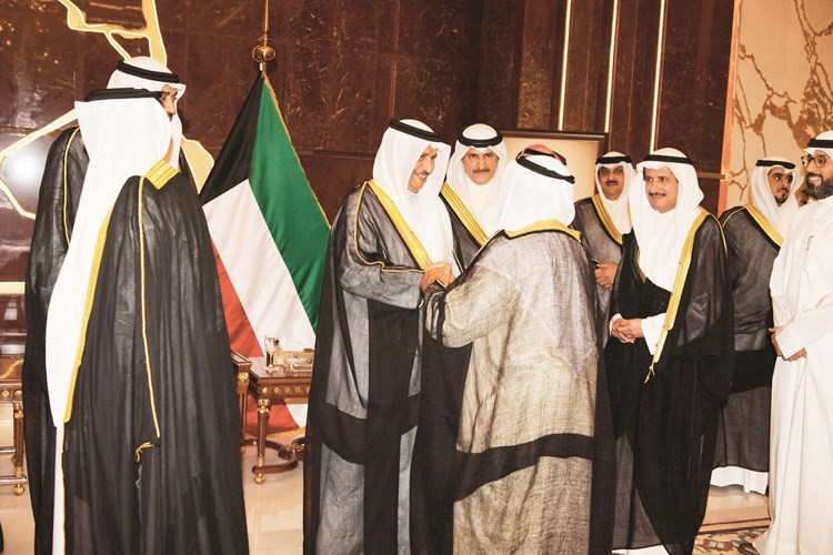 الشيخ ناصر صباح الأحمد مصافحا سمو رئيس الوزراء الشيخ جابر المبارك﻿
