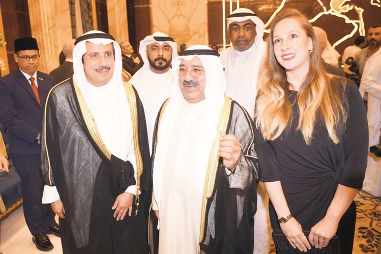 الشيخ ناصر صباح الأحمد والشيخ عزام الصباح يباركان﻿