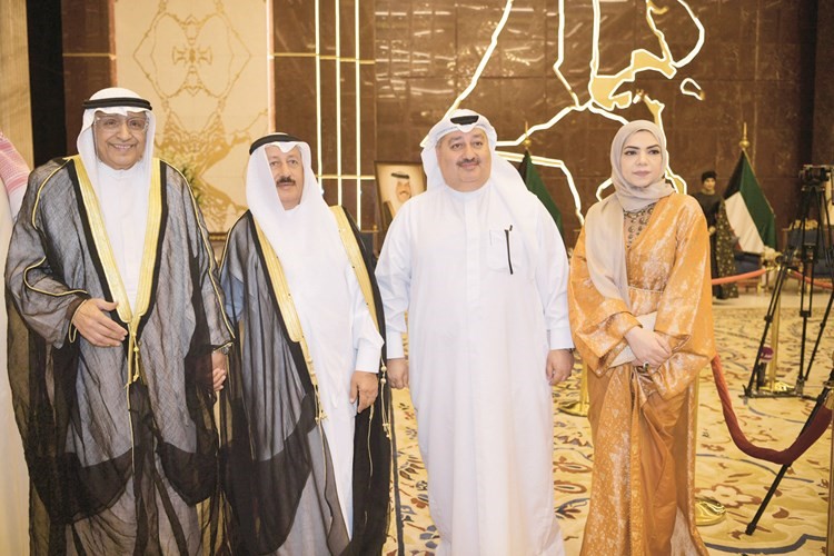 السفير خالد الدويسان وجواد بوخمسين والزميلان د.عماد بوخمسين ورابعة مكي الجمعة﻿