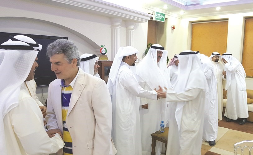 د.علي المضف مع عدد من الحضور خلال غبقة هيئة التدريس في التطبيقي﻿