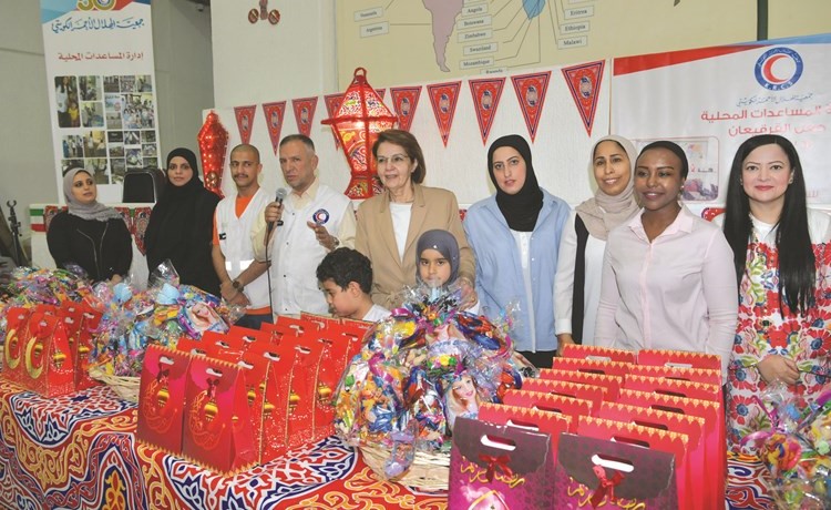مها البرجس تتوسط فريق جمعية الهلال الأحمر 	(قاسم باشا)﻿