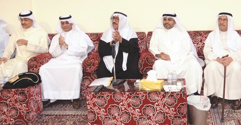 وزير الاعلام محمد الجبري يتوسط شادي الخليج وعبدالعزيز السريع ود. بدر الدويش ووكيل الاعلام طارق المزرم﻿