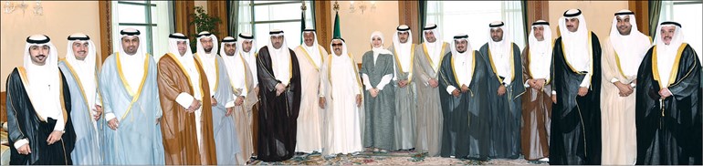 صاحب السمو الأمير الشيخ صباح الأحمد متوسطا م.حسام الرومي وأسامة العتيبي وأعضاء المجلس البلدي
