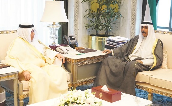 سمو ولي العهد الشيخ نواف الأحمد مستقبلا نائب رئيس مجلس الوزراء ووزير الداخلية الشيخ خالد الجراح ﻿