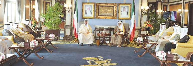 سمو رئيس الوزراء الشيخ جابر المبارك مستقبلا م.حسام الرومي ورئيس وأعضاء المجلس البلدي ﻿