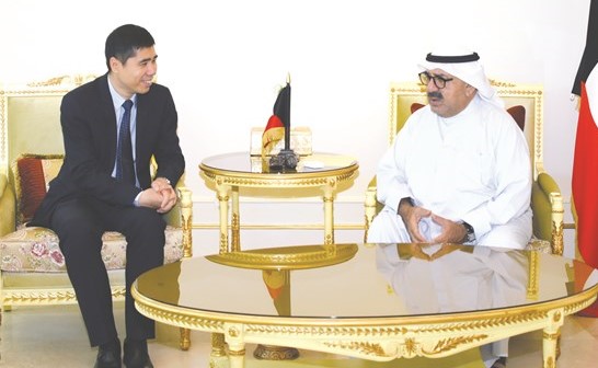 الشيخ ناصر صباح الاحمد مستقبلا السفير الصيني ﻿