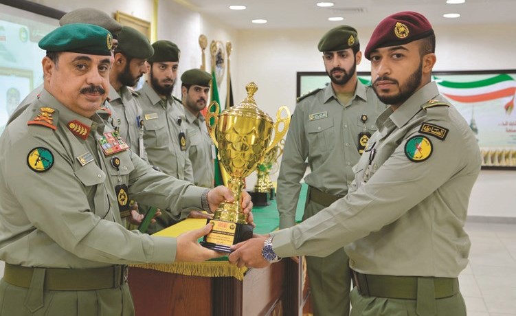 الفريق الركن م.هاشم الرفاعي مكرما احد الخريجين﻿