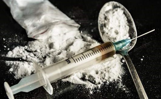 جنايات دبي تحبس حارقي جثة صديقهم المتوفي بجرعة زائدة