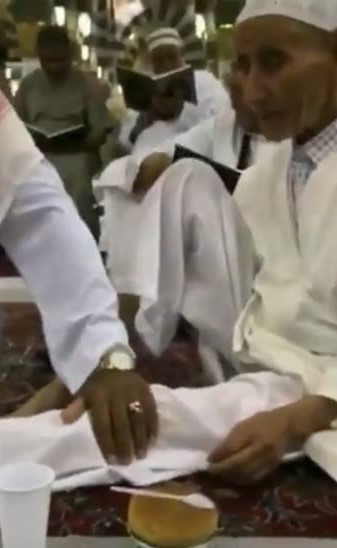 مشهد إنساني رائع لمسن يدلك قدم آخر في المسجد النبوي