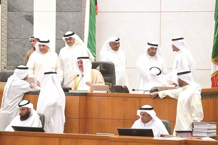 نائب رئيس مجلس الأمة عيسى الكندري والشيخ خالد الجراح ومحمد المطير وأنس الصالح وشعيب المويزري ود.نايف الحجرف وماجد المطيري ويوسف الفضالة على المنصة﻿