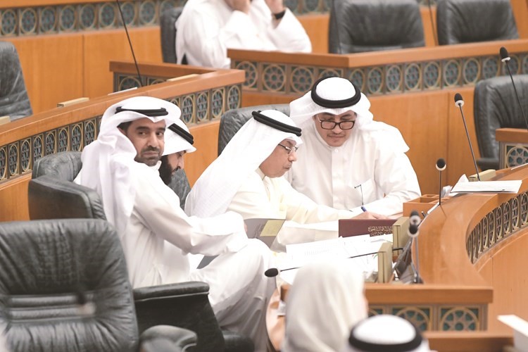 الشيخ خالد الجراح متوسطا عسكر العنزي وعبدالله فهاد ود.حمود الخضير﻿