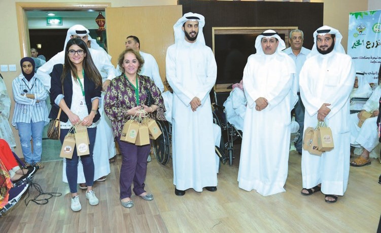 «الفروانية» وزعت القرقيعان على نزلاء دور الرعاية وذوي الاحتياجات الخاصة والإعاقة