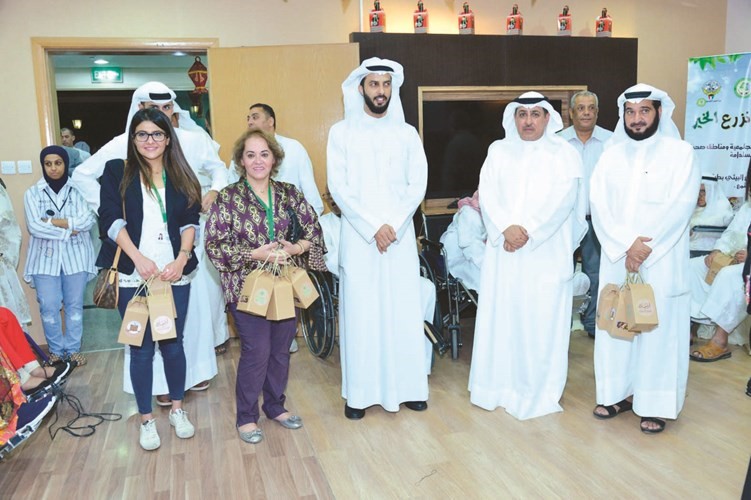 «الفروانية» وزعت القرقيعان على نزلاء دور الرعاية وذوي الاحتياجات الخاصة والإعاقة