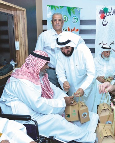 «الفروانية» وزعت القرقيعان على نزلاء دور الرعاية وذوي الاحتياجات الخاصة والإعاقة