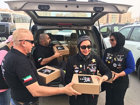 بالفيديو.. فريق للدراجات النارية يوزع وجبات الإفطار في الكويت