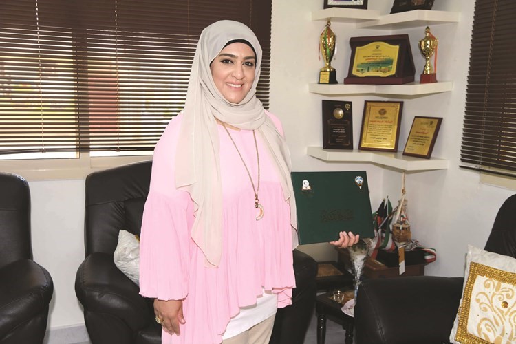 منى الأنصاري وشهادة تكريمها في اليوم العالمي للمعلم﻿