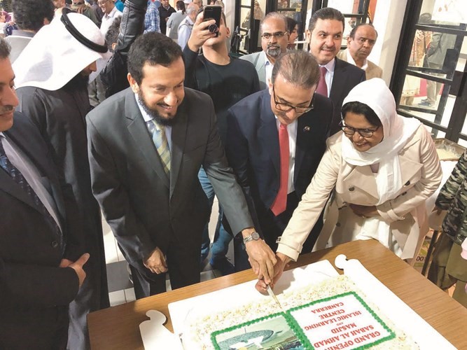 خلال تقطيع كيكة الحفل﻿