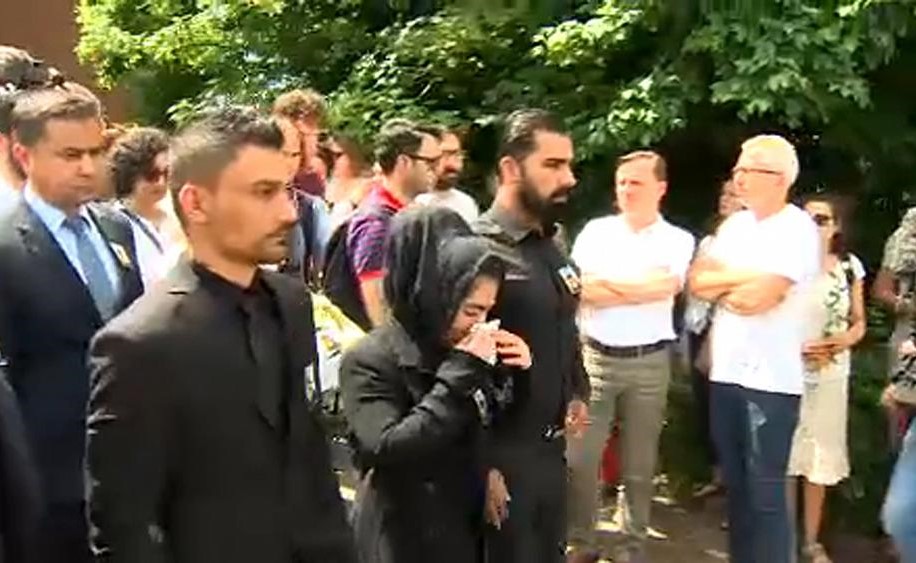 بالفيديو.. الآلاف يشيعون جثمان طفلة عراقية قتلت على يد الشرطة البلجيكية