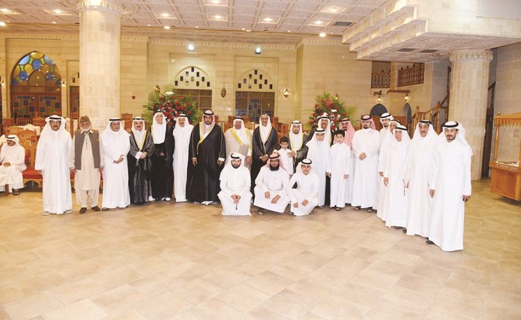 جانب من المشاركين في غبقة اتحاد دواوين الكويت ويبدو المستشار محمد العثمان﻿