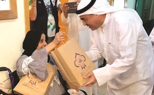 د.عبدالله الطريجي يوزع الهدايا على المسنين﻿