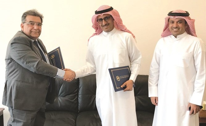 د.عبدالله العجمي ومحمد العجمي مع الرئيس التنفيذي للجمعية الدولية إليا شعبا﻿