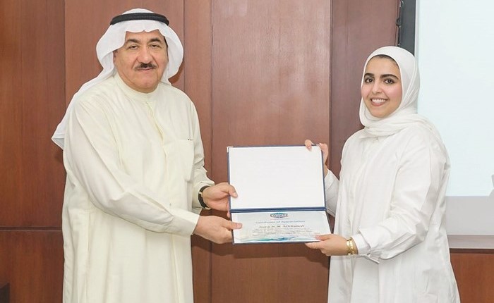 د.عبدالهادي بوعليان مكرما الطالبة نورة الخليفي﻿