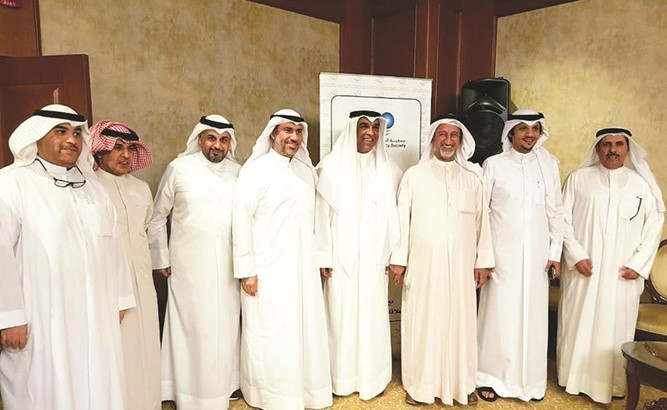 المستشار عبدالرحمن النمش وماجد المطيري ومحمد الأنصاري وعدد من الحضور﻿
