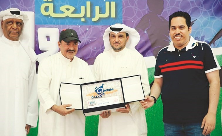 فتحي كميل وعبد العزيز العنبري خلال تكريم الفائزين﻿